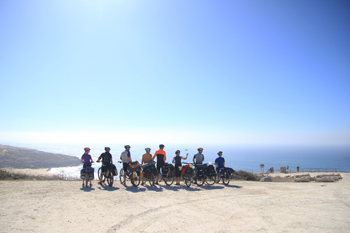 Cyclistes au bord de la mer